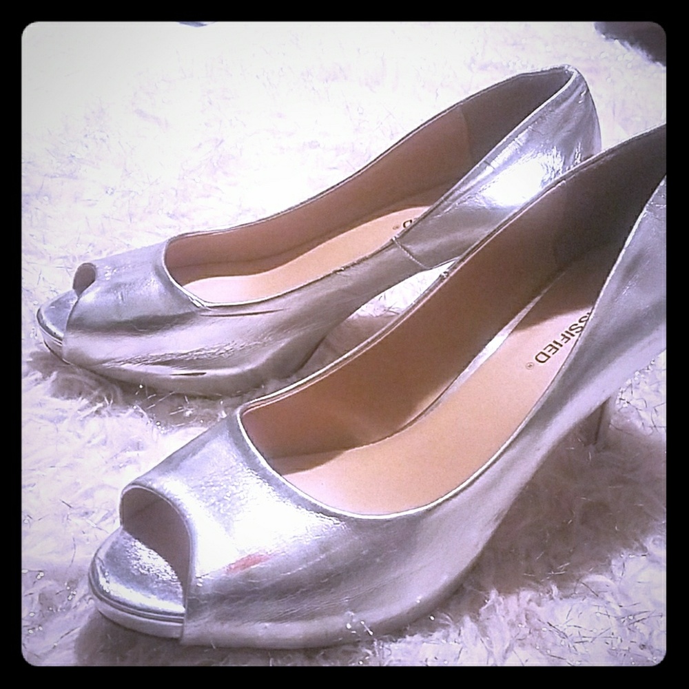 Shiny silver heel